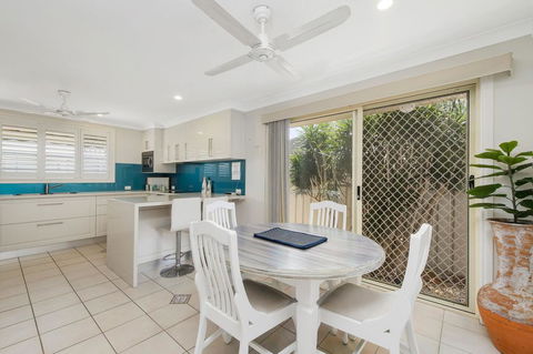 Burkeys, 5 Main Street - Kempsey Accommodation 2