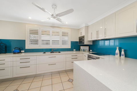 Burkeys, 5 Main Street - Kempsey Accommodation 0