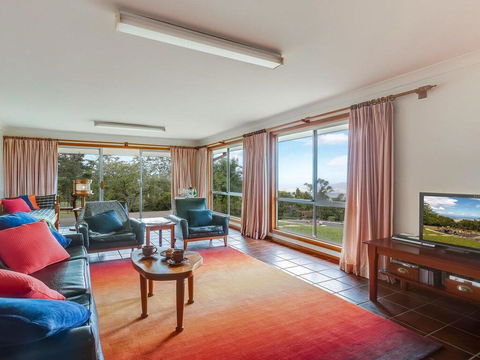 Captain's Lookout - Elevated Ocean Views, Rural Stay - Kempsey Accommodation 3