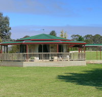 Carolynnes Cottages - Kempsey Accommodation
