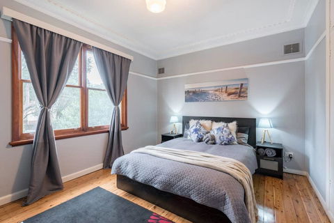 Carramar CozyHome 1minStation 5Bdrms1.5bathSleeps8 - Kempsey Accommodation 0