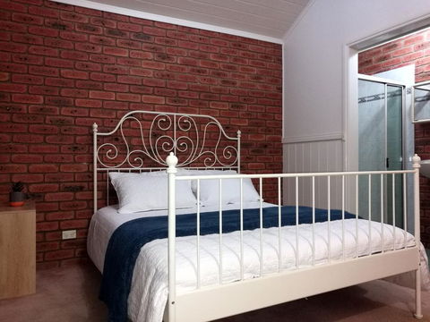 Castle Stay At Lakes Entrance - Kempsey Accommodation 3