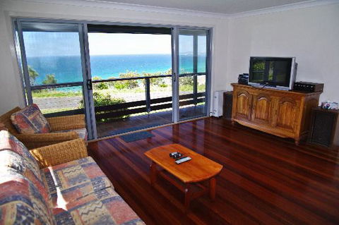 Charm Cottage, 58 Skyline Crescent - Kempsey Accommodation 3
