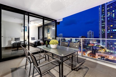 Circle On Cavil Holidays Gold Coast - Kempsey Accommodation 1