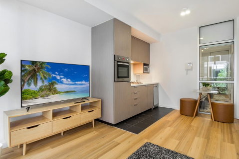 Clean Modern Apartment 15 Mins From City On Tram - Kempsey Accommodation 1