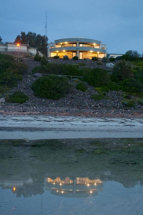 Cliff House Beachfront Villas - Kempsey Accommodation 3
