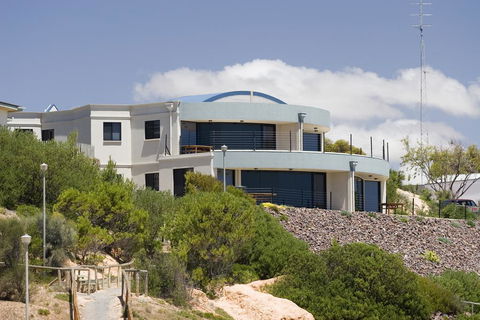 Cliff House Beachfront Villas - Kempsey Accommodation 2