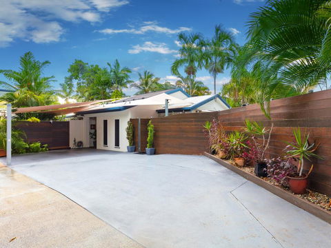Coconut Blue Front - Palm Cove - Kempsey Accommodation 1