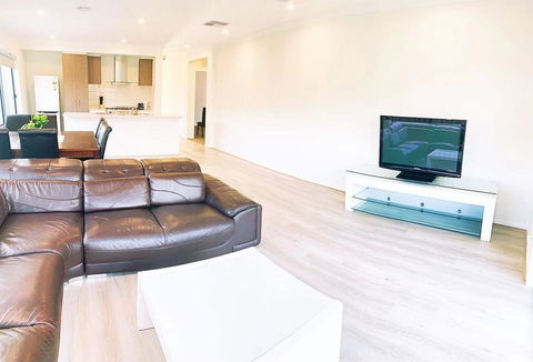 Comfortable 4BR 2Bath House Tarneit Melbourne - Kempsey Accommodation 2
