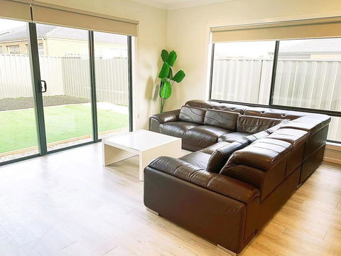 Comfortable 4BR 2Bath House Tarneit Melbourne - Kempsey Accommodation 1
