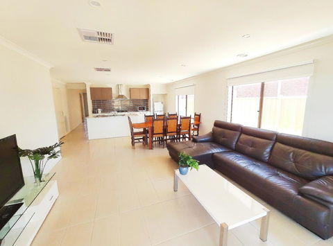 Comfortable 5BR House 6mins To Werribee Station.Great Ocean Road Tourist Stopover - Kempsey Accommodation 0