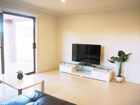 Comfortable 5BR House 6mins To Werribee Station.Great Ocean Road Tourist Stopover - Kempsey Accommodation 2