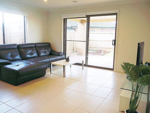 Comfortable 5BR House 6mins To Werribee Station.Great Ocean Road Tourist Stopover - Kempsey Accommodation 1