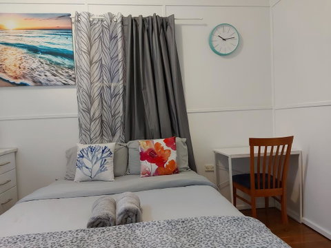 Comfortable Guest Room Closes To Emerald CBD - Kempsey Accommodation 0