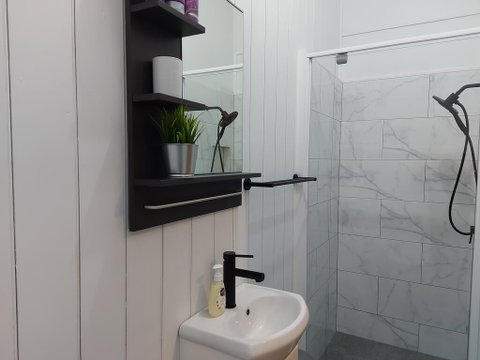 Comfortable Guest Room Closes To Emerald CBD - Kempsey Accommodation 1