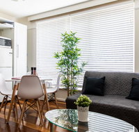 Contemporary Light Filled Boutique 2B Chapel St Apt  Parking