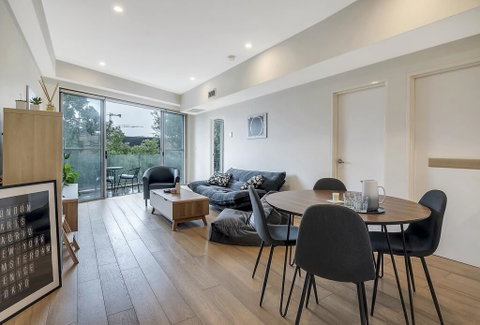 Convenient Apartment - 1 Min Walk To Train - Kempsey Accommodation 3