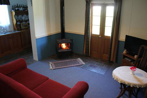 Coonawarra's Pyrus Cottage - Kempsey Accommodation 1