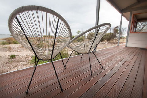 Coorong Aurora - Breathtaking Waterfront Escape - Kempsey Accommodation 3
