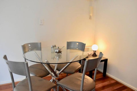 Cosy 1 Bedroom Apartment In Trendy Northcote - Kempsey Accommodation 3
