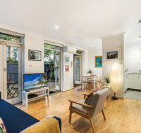 Cosy Modern Apartment With Leafy Courtyard