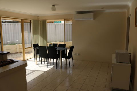 Cozy Stay @ Purser Cove Near University, Hospital & Transport - Kempsey Accommodation 2