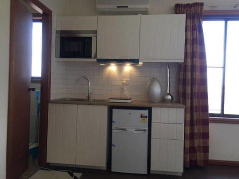 CozyStudioUnit In BeverlyHills (Train Accessible) - Kempsey Accommodation 2