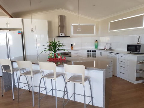 Cozzys Condo Luxury Beach House - Kempsey Accommodation 3