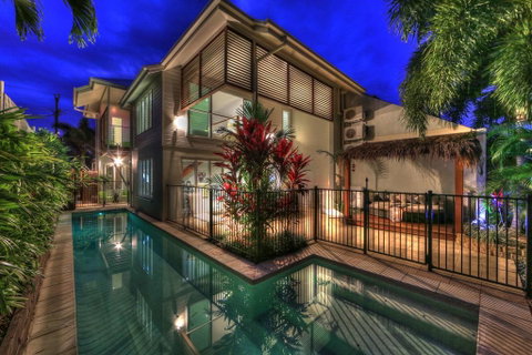 Deja Vu Palm Cove - Kempsey Accommodation 0