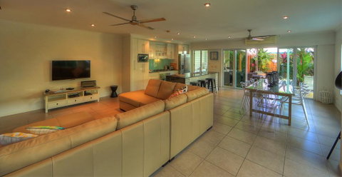 Deja Vu Palm Cove - Kempsey Accommodation 1