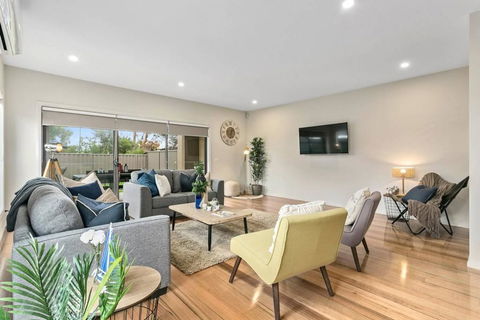 Dromana Beach House For Two Families. - Kempsey Accommodation 1