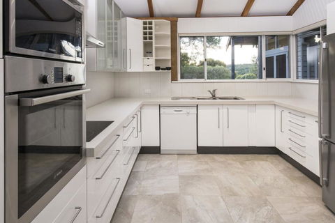 EeBee House - Beautiful Family Home With Stunning Eagle Bay Views - Kempsey Accommodation 2