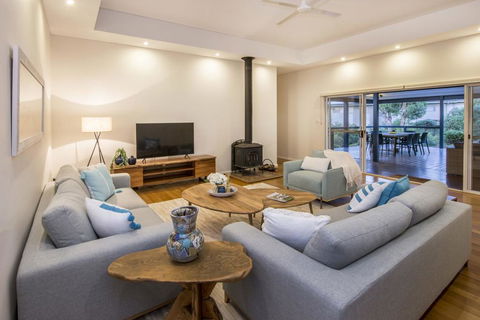 EeBee House - Beautiful Family Home With Stunning Eagle Bay Views - Kempsey Accommodation 1
