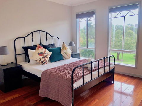 Elegant Glen House 4B5B ParkFront - Kempsey Accommodation 1