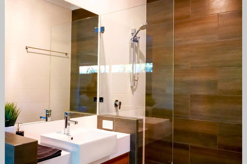 Elegantly Appointed BRAND NEW Luxurious Apartment! - Kempsey Accommodation 3