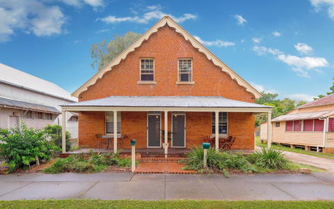 Eliza 1875 Red Brick Duplex Townhouse - Kempsey Accommodation 0