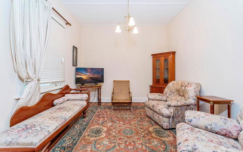 Eliza 1875 Red Brick Duplex Townhouse - Kempsey Accommodation 2