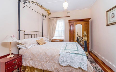 Eliza 1875 Red Brick Duplex Townhouse - Kempsey Accommodation 3