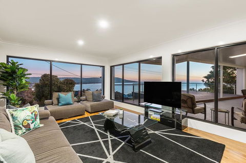 Ellerina Sea Vista Luxury Family Retreat With Sauna, Pool, Amazing Water Views, Walk To Beach - Kempsey Accommodation 3