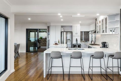 Ellerina Sea Vista Luxury Family Retreat With Sauna, Pool, Amazing Water Views, Walk To Beach - Kempsey Accommodation 1