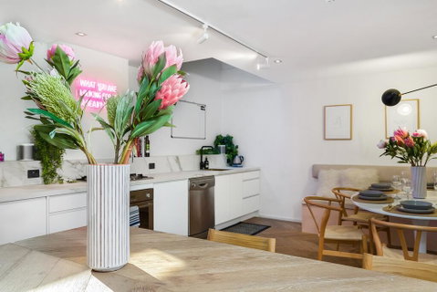 Enjoy Cafe Culture From Chic Warehouse Conversion - Kempsey Accommodation 1