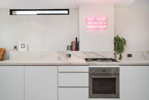 Enjoy Cafe Culture From Chic Warehouse Conversion - Kempsey Accommodation 2