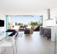 Enjoy Leafy Urban Outlooks in Modern Lifestyle Retreat - Kempsey Accommodation