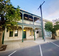Entire Townhouse in Heart of Echuca's Port CBD - 15 guest capacity - Kempsey Accommodation