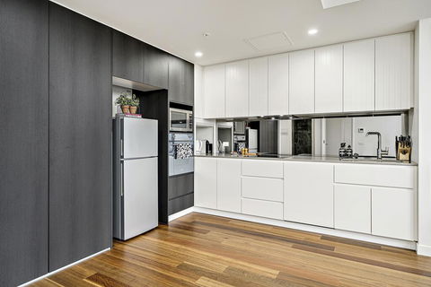 Executive City-centre Apartment With Parking - Kempsey Accommodation 2