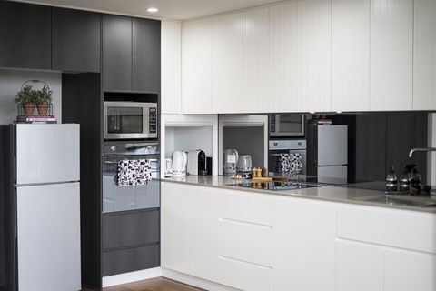 Executive City-centre Apartment With Parking - Kempsey Accommodation 1