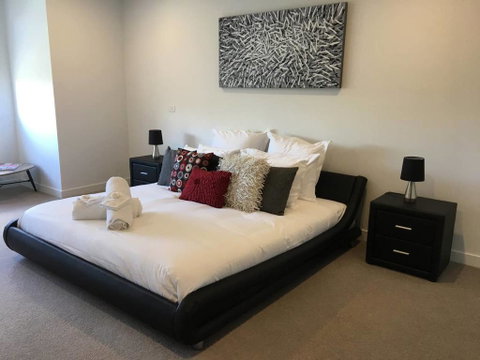 Executive Mansion, Spring Racing, Melbourne Cup - Kempsey Accommodation 0