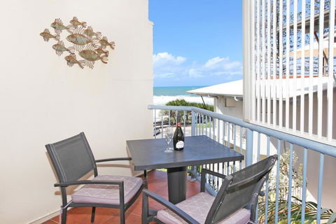 FABULOUS BEACHFRONT POSITION - Kempsey Accommodation 1