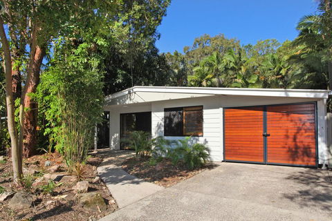 FABULOUS HOLIDAY HIDEAWAY - COOLUM BEACH - Kempsey Accommodation 3
