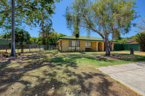 Fabulously Presented Family Retreat On Bribie Island - Kempsey Accommodation 1